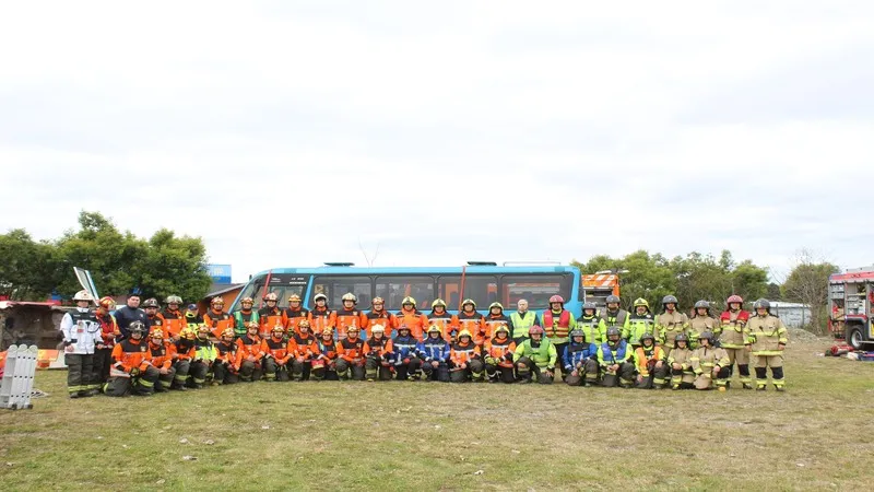 DIFERENTES UNIDADES DE RESCATE VEHICULAR DE BOMBEROS DE LA PROVINCIA SE DIERON CITA EN DALCAHUE Imagen noticias Wapi Chilwe