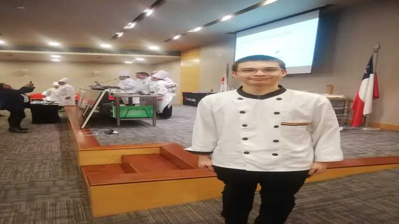 ESTUDIANTE DE GASTRONOMÍA DEL LICEO BICENTENARIO INSULAR DE ACHAO RECIBE BECA Imagen noticias Wapi Chilwe