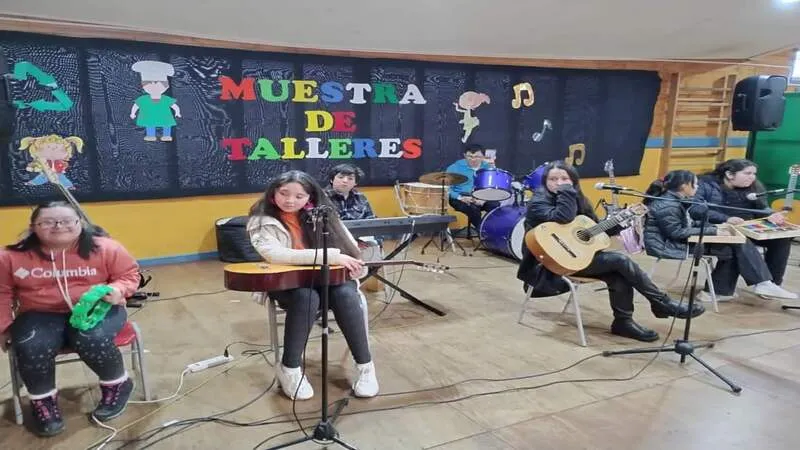 PRESENTACIÓN DEL TALLER DE MÚSICA INCLUSIVO EN MUESTRA DE TALLERES DEL COLEGIO AYELÉN Imagen noticias Wapi Chilwe