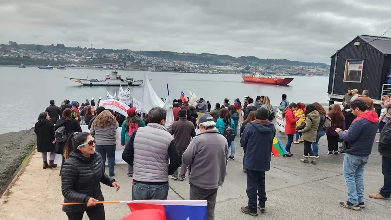 TRABAJADORES (AS) DE LA EDUCACIÓN DE LA COMUNA DE QUINCHAO, MARCHAN, PARTICIPAN DEL CONCEJO MUNICIPAL Y PARALIZAN EL PASAJE EN DALCAHUE Imagen noticias Wapi Chilwe