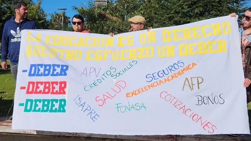 TRABAJADORES (AS) DE LA EDUCACIÓN QUINCHAO SIGUEN MOVILIZADOS POR DEUDAS IMPAGAS Imagen noticias Wapi Chilwe