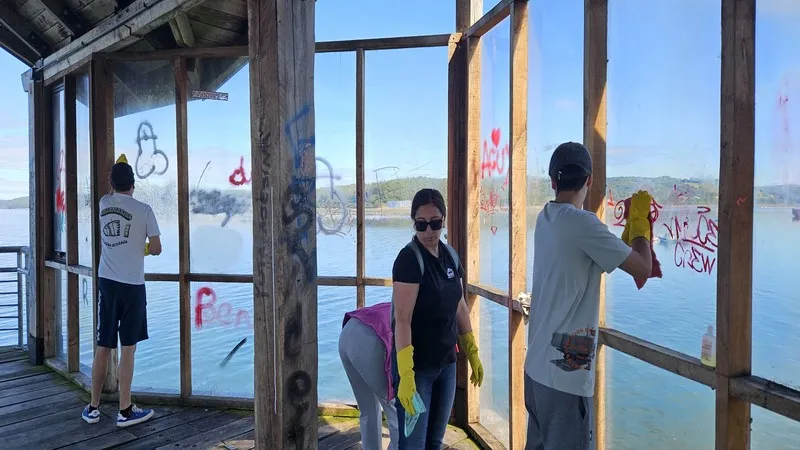 VECINOS (AS) REALIZAN MINGA PARA LIMPIAR HISTÓRICO MUELLE DE QUEILEN Imagen noticias Wapi Chilwe